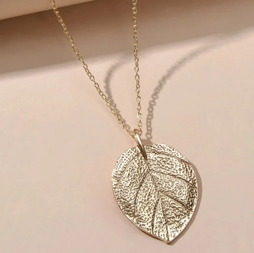 Leaf necklace - Picture 2 of 4